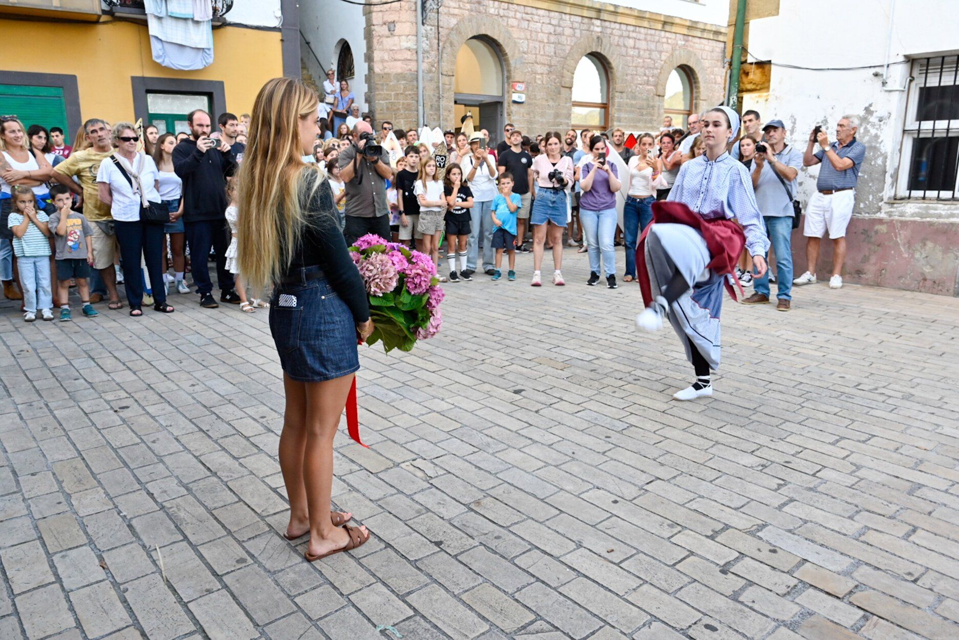 Zumaia rinde un emocionante homenaje a la campeona del mundo Janire Gonzalez Etxabarri