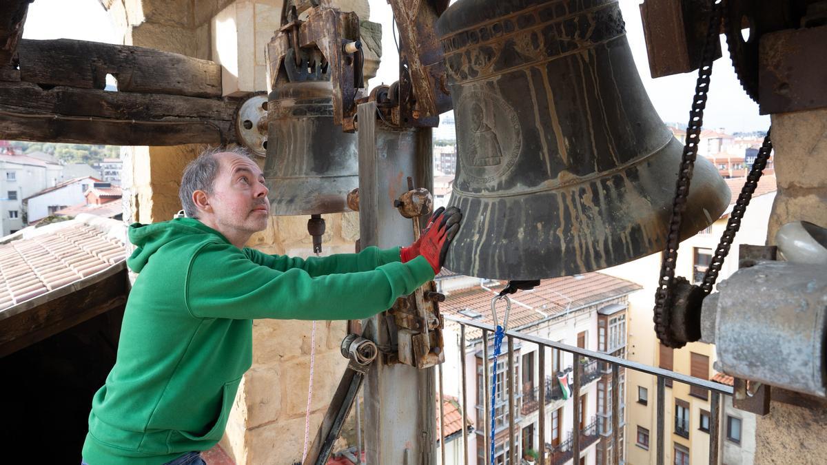 Aitor Loizaga conserva la tradición del toque manual de campanas, tras ser declarado Patrimonio inmaterial de la Unesco hace tres años.