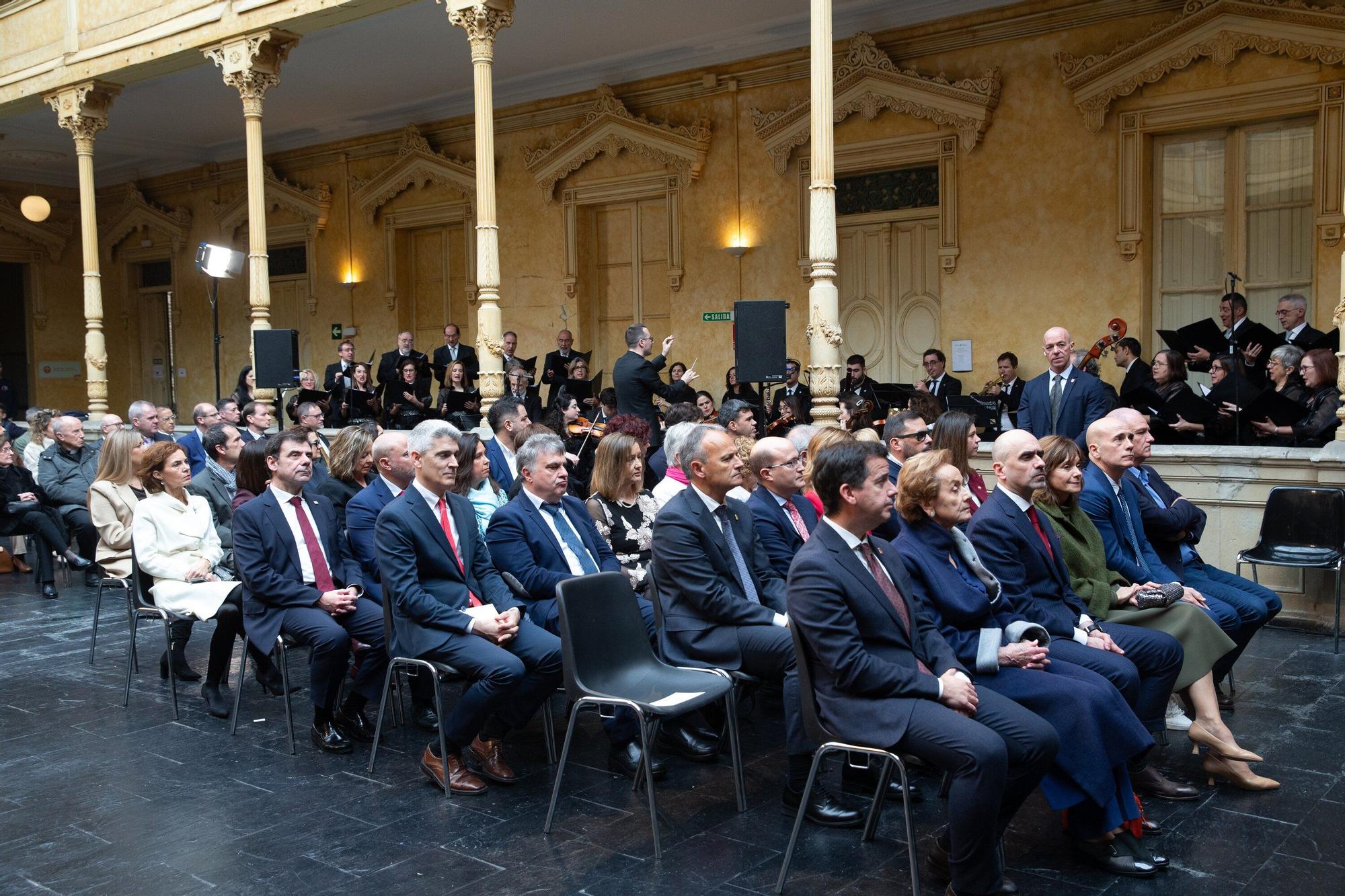Fotos de la entrega de la Medalla de Oro de Navarra a Manuel Torres a título póstumo