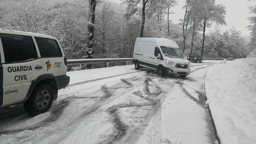 La nieve causa problemas en el tráfico en varias carreteras del norte de Navarra