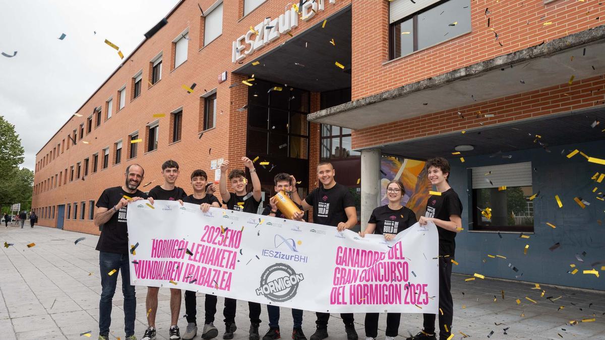 Los representantes del IES Zizur, en las puertas del instituto.
