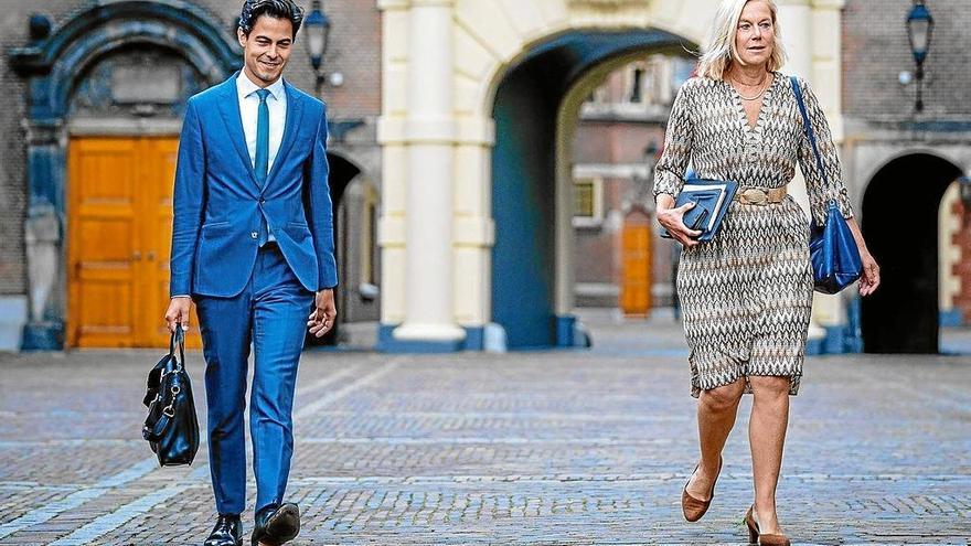 La líder progresista, Sigrid Kaag, ayer en La Haya junto a su compañero de partido Rob Jetten. Foto: Efe