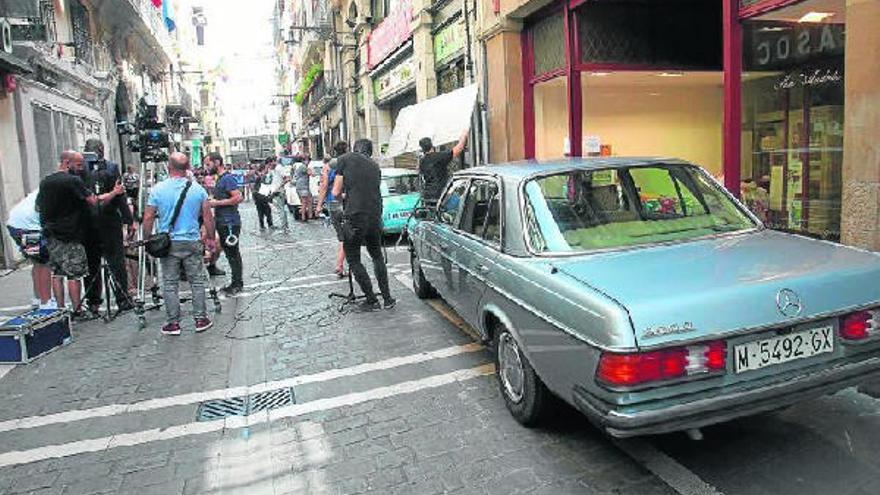 Un momento del rodaje de ayer en la calle Zapatería de Iruñea, que regresó a la estética de los 80. Fotos: O.M.