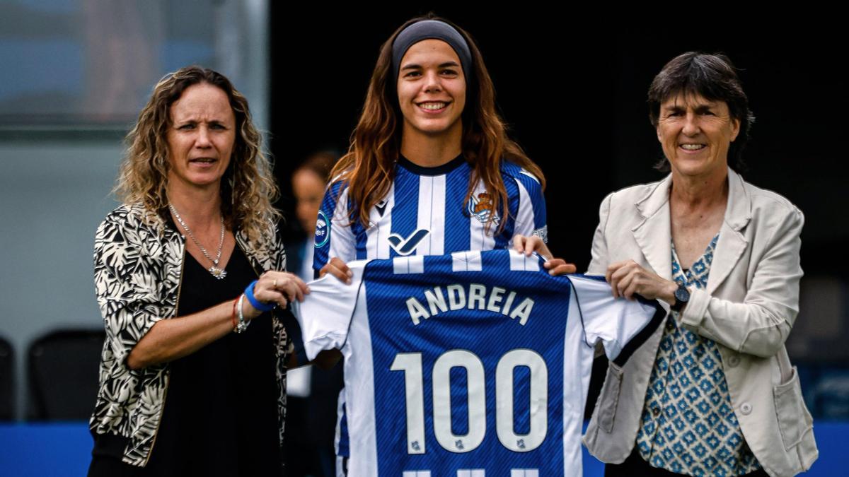 Andreia Jacinto celebra sus 100 partidos oficiales.