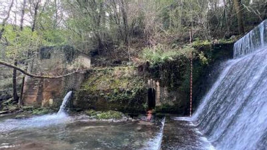 Demolición del azud de Granada Erreka, en el río Altzolarats, en el corazón de Gipuzkoa