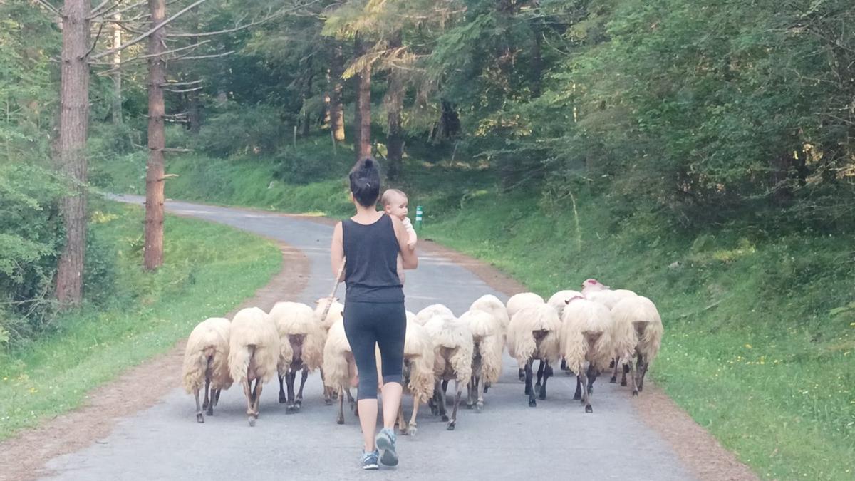 Irati es madre, trabaja como educadora infantil y cuida de sus animales