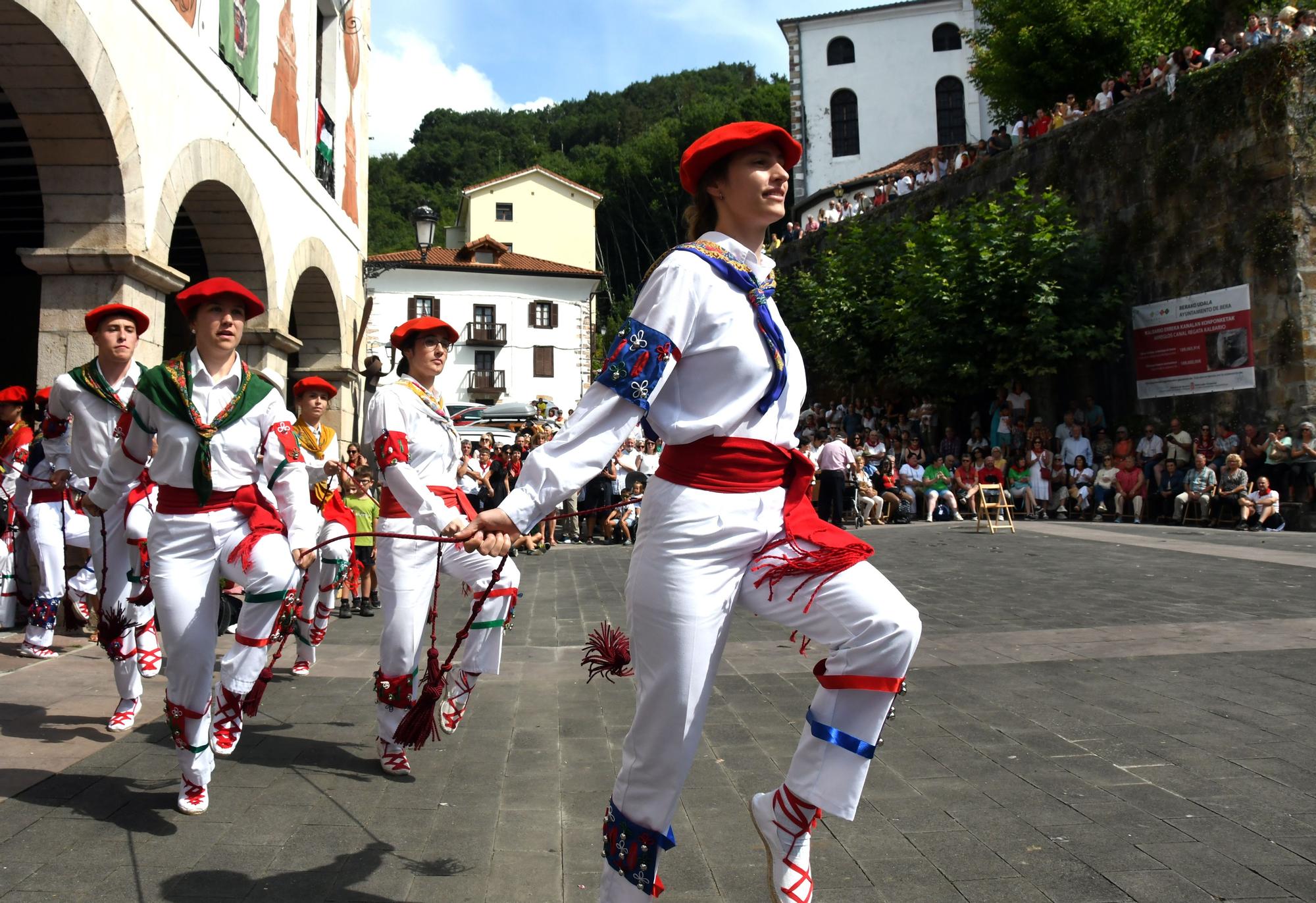 Bera celebra su día grande a ritmo de dantzas