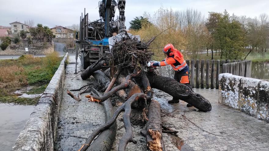 URA destapona los ojos del puente de Trespuentes &quot;ante la inacción del titular&quot;