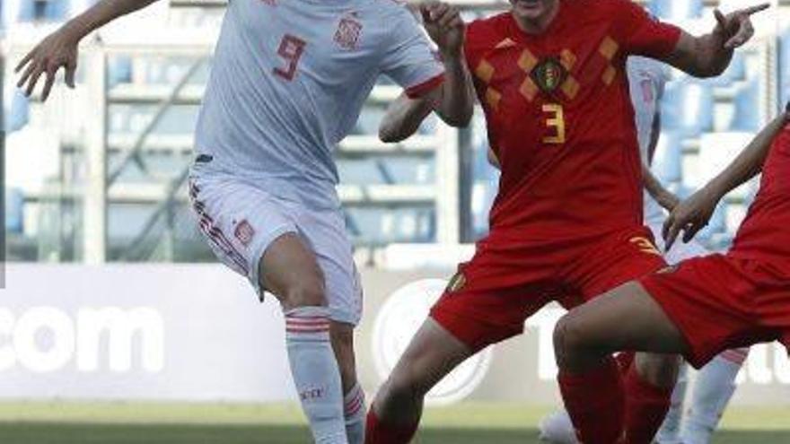 Mayoral disputa el balón con un jugador belga, en el partido de ayer de la selección sub’21.