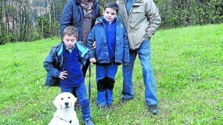 El pequeño Xabi posa con sus padres, su hermano y el perro &#039;Bat&#039;, que ya es uno más de la familia.