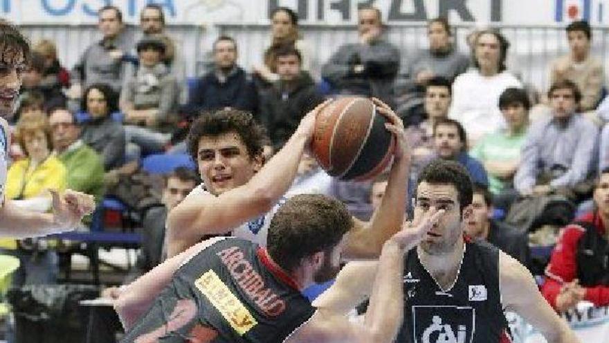 Un triple de Baron en el último instante da la victoria al Lagun Aro