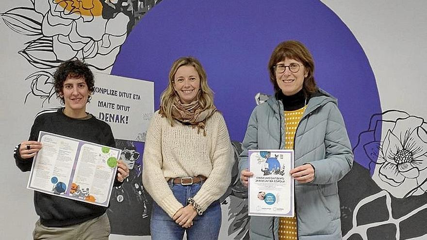 Ainhoa Jiménez, en el centro, presentando la programación.  | FOTO: N.G.