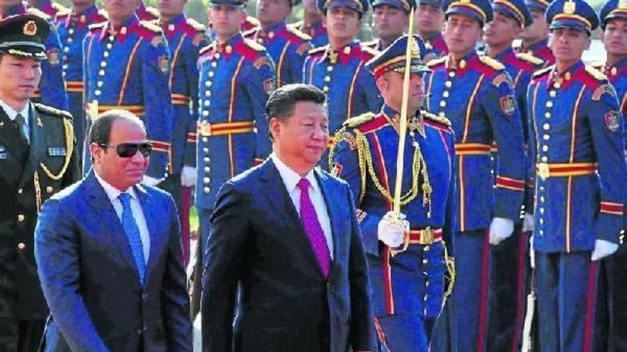 El presidente chino, Xi Jimping, junto al líder egipcio, general Al Sisi.