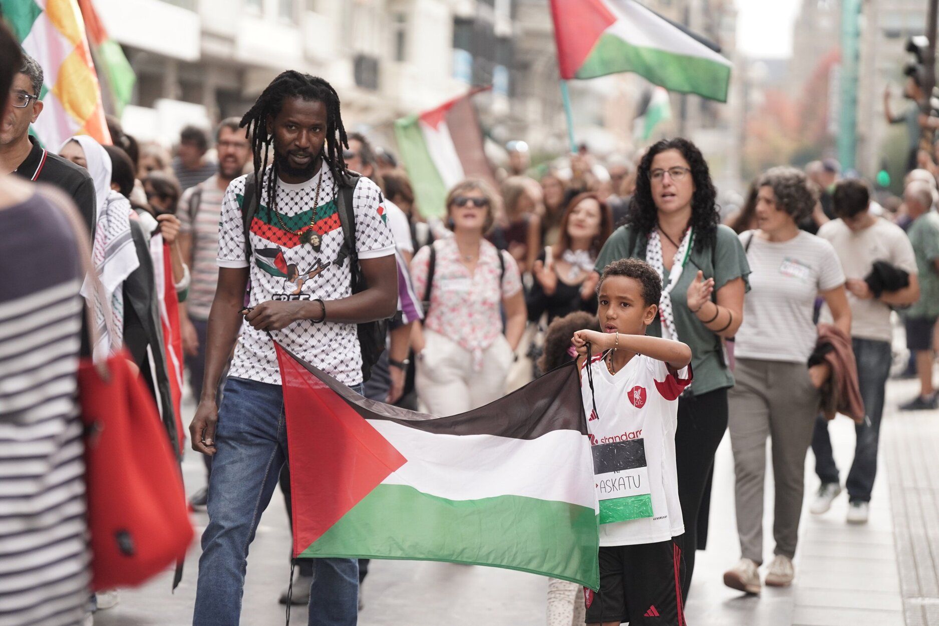 [Fotos] Donostia se vuelca con Palestina en la huelga general