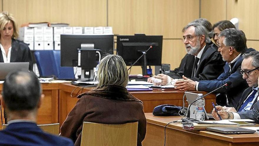 Alfonso Grau, segundo por la derecha, durante una sesión del juicio.