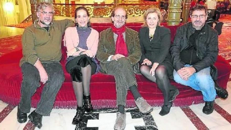 Algunos de los intérpretes y creadores de Clementina, ayer en el Teatro Arriaga.
