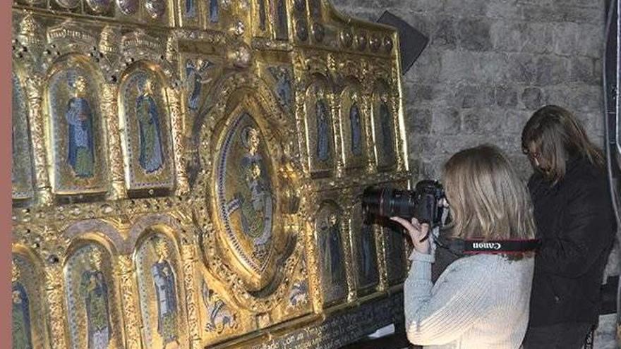 Ayer se pudo ver el retablo de Aralar fuera de su urna de cristal.