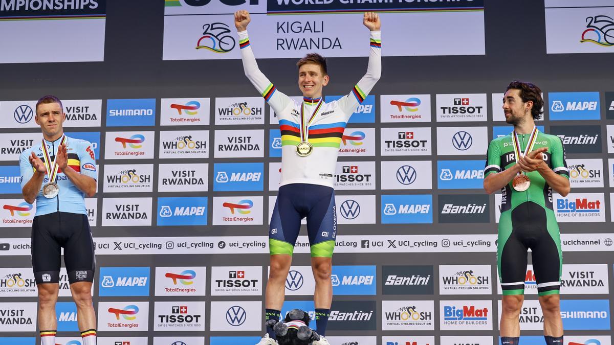 Podio final, con Pogacar, campeón, Evenepoel, plata, y Healy, bronce.