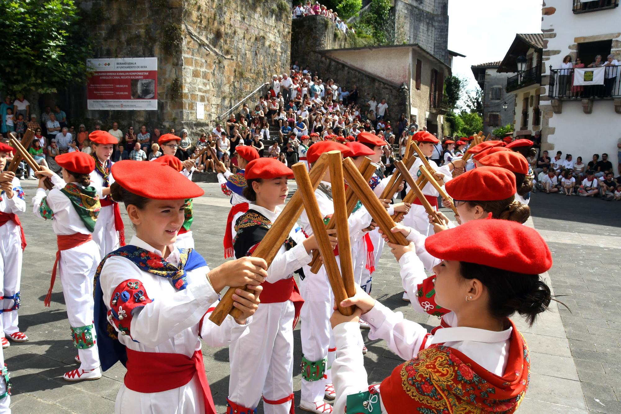 Bera celebra su día grande a ritmo de dantzas