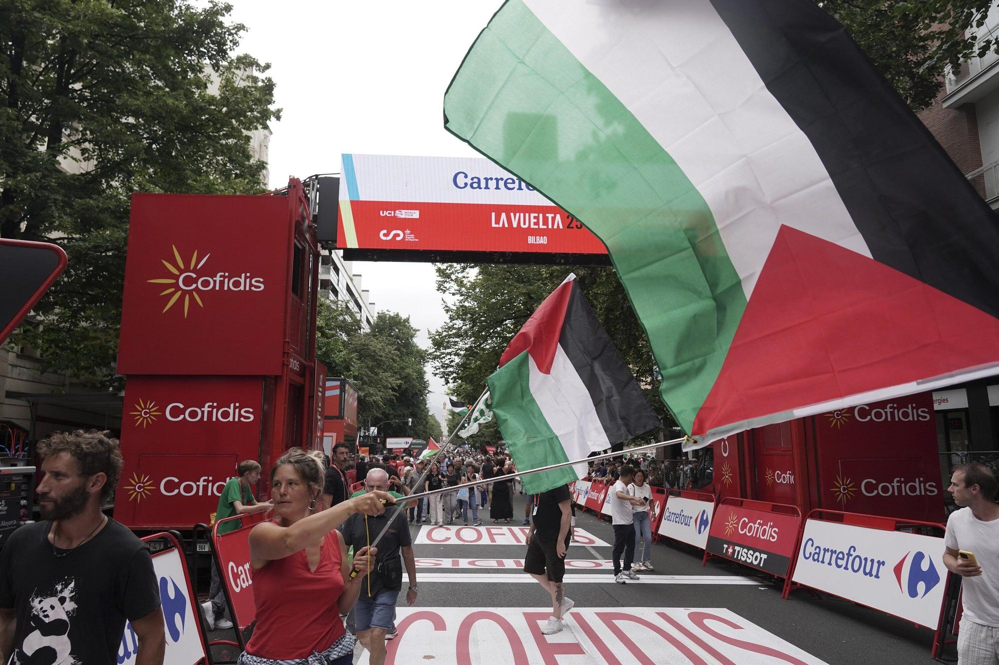 En imágenes: protesta contra el Israel al paso de la La Vuelta por Bilbao