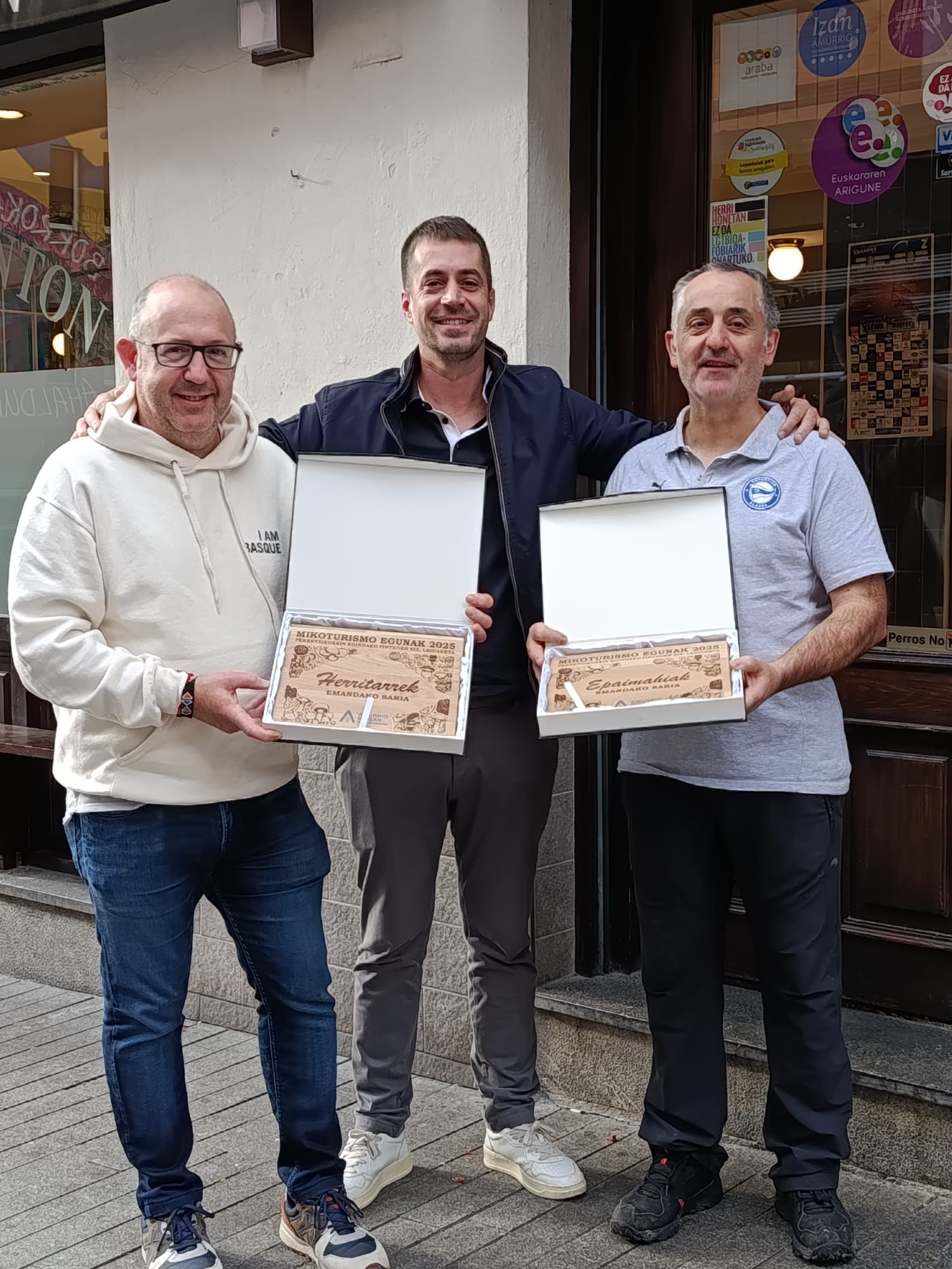 El alcalde de Amurtrio entregando el premio a los gestores de la Taberna Frontón de Amurrio
