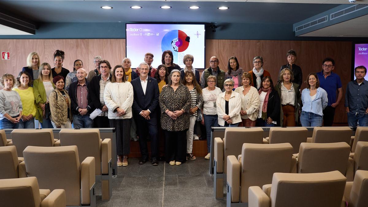 El vicepresidente Taberna, Patricia Abad y Carmen Puerta, con representantes de los 27 ayuntamientos y 58 concejos de Tierra Estella que se han sumado al Pacto por los Cuidados.
