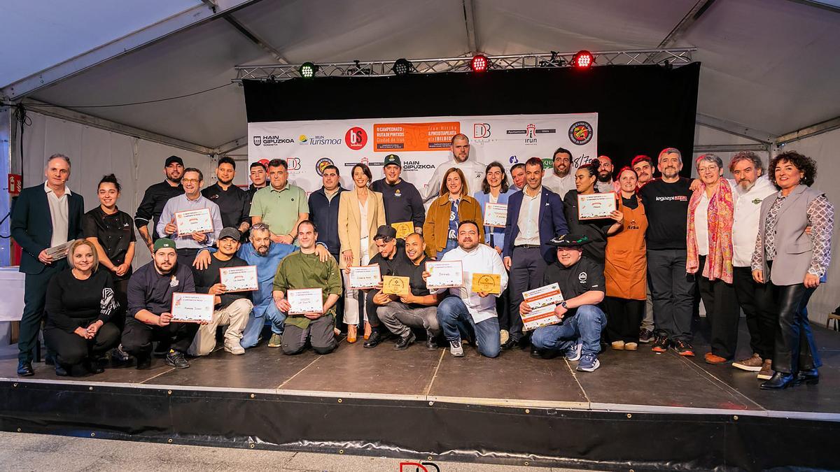 Foto de familia de todos los premiados y participantes