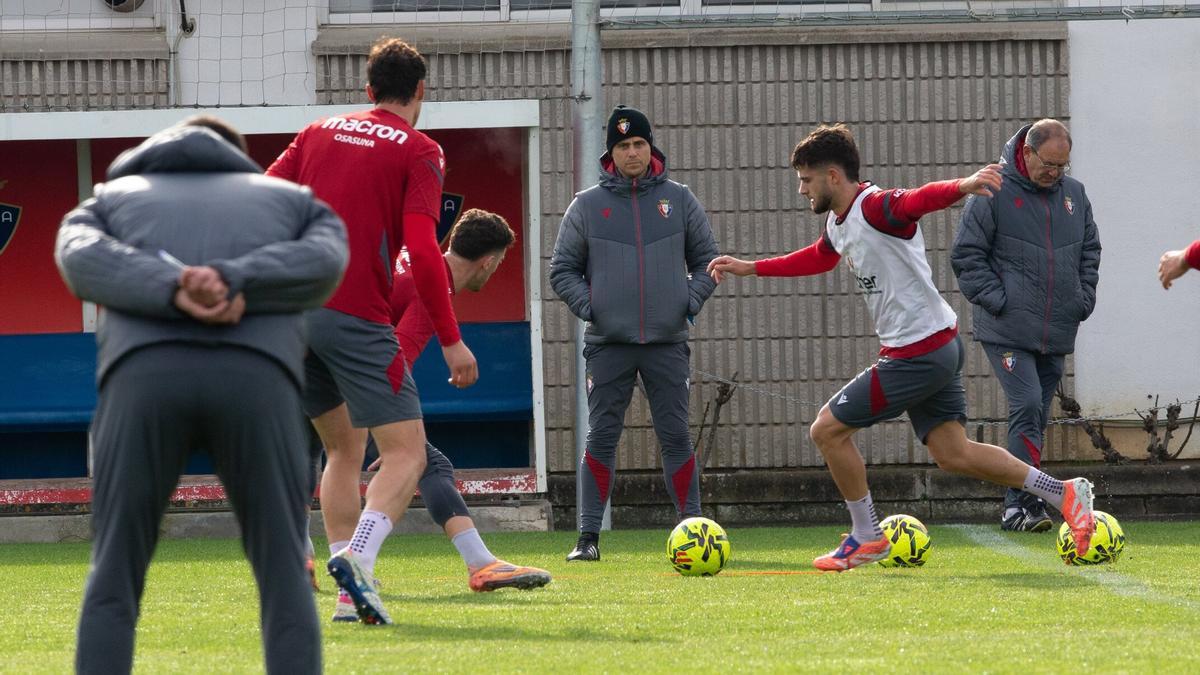 Alessio Lisci, siguiendo el entrenamiento de sus jugadores este domingo en El Sadar.