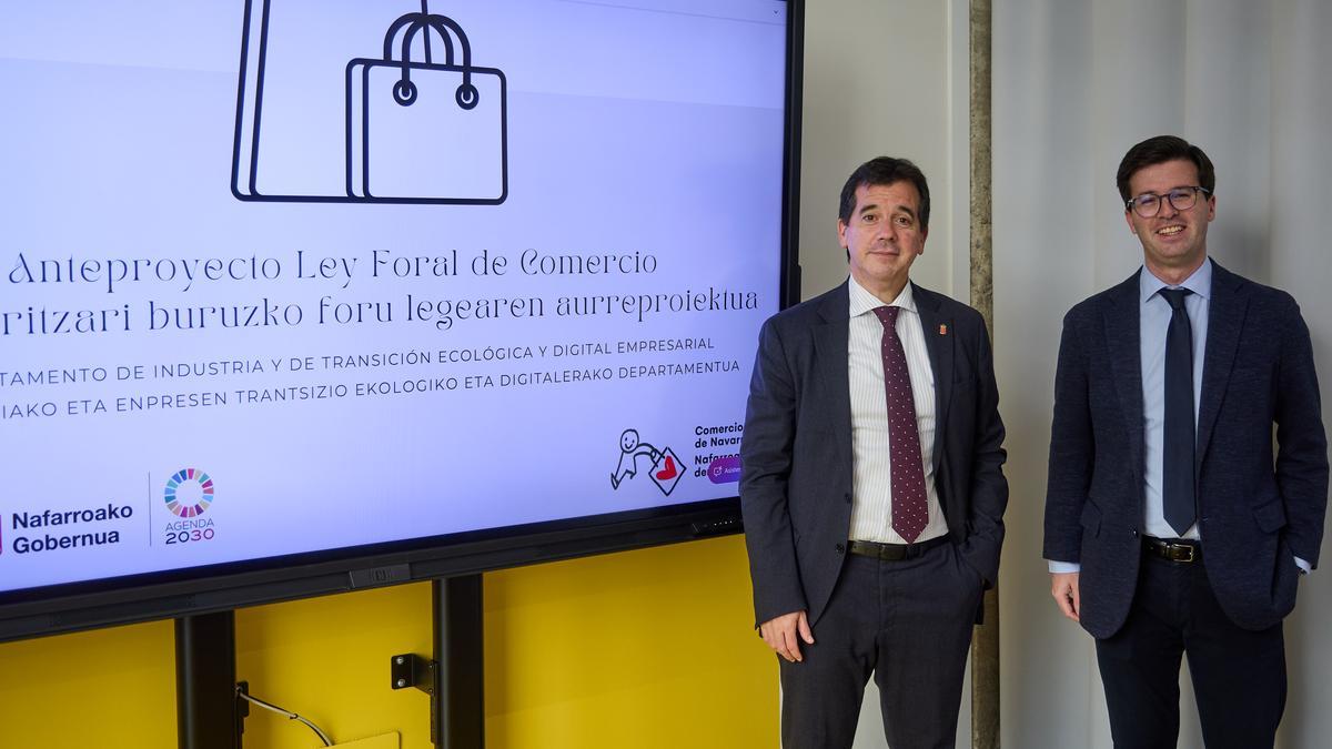 De izda. a dcha., el consejero Irujo y el director general, Pablo Ezkurra.