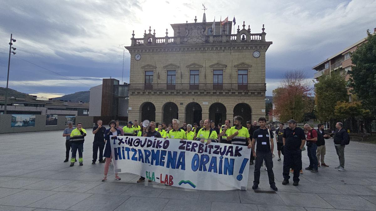 Foto de la concentración realizada esta mañana por trabajadores y trabajadoras de Txingudiko Zerbitzuak frente al Ayuntamiento. Foto de la concentración realizada esta mañana por trabajadores y trabajadoras de Txingudiko Zerbitzuak frente al Ayuntamiento.