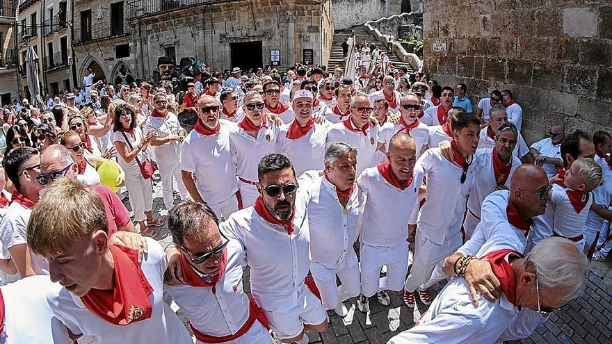 Jóvenes y veteranos en la bajadica desde San Pedro de la Rúa hasta el ayuntamiento. 