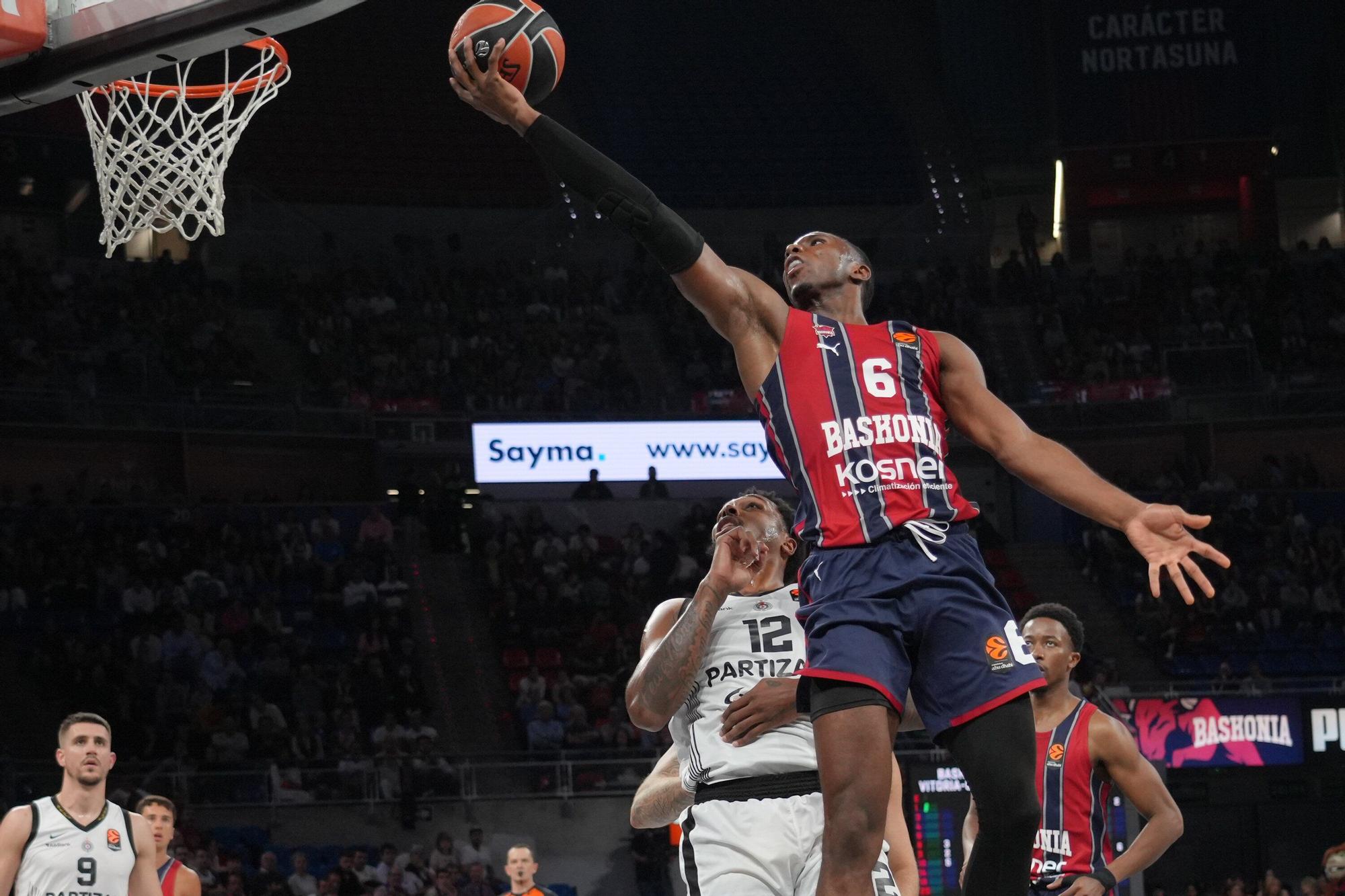 Todas las fotos del Baskonia-Partizan en el Buesa Arena