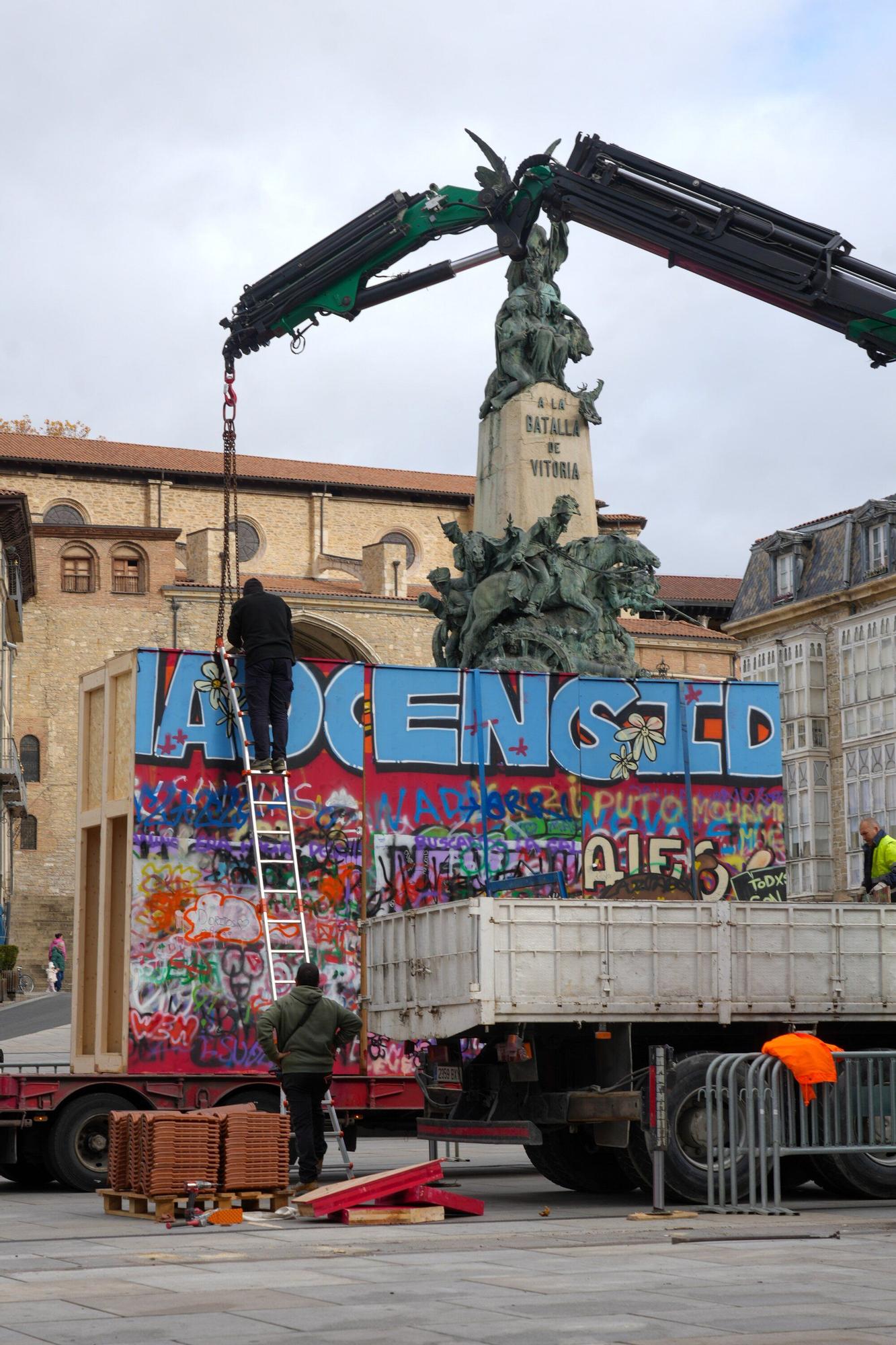 En imágenes: La Virgen Blanca retira su muro y espera ya la noria de Navidad