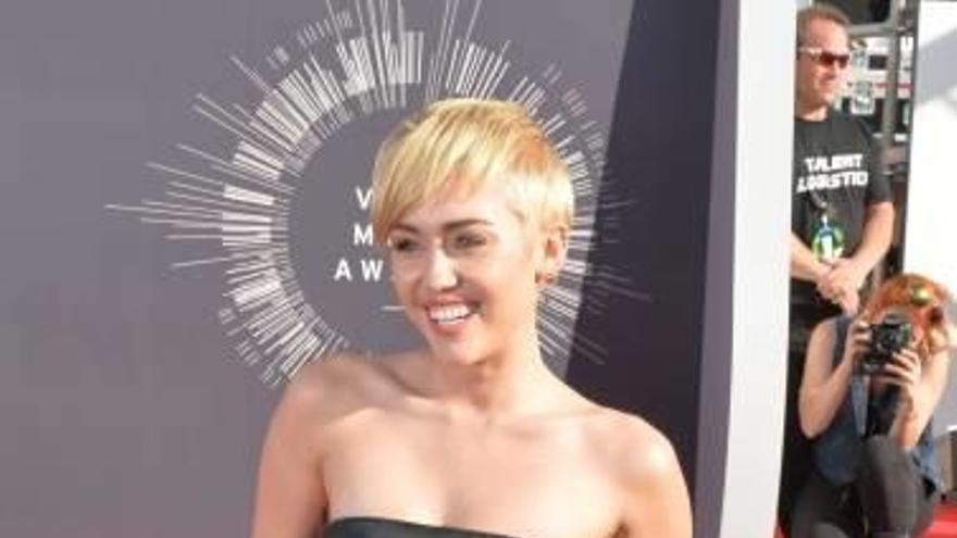 Miley Cyrus con un look en cuero negro.