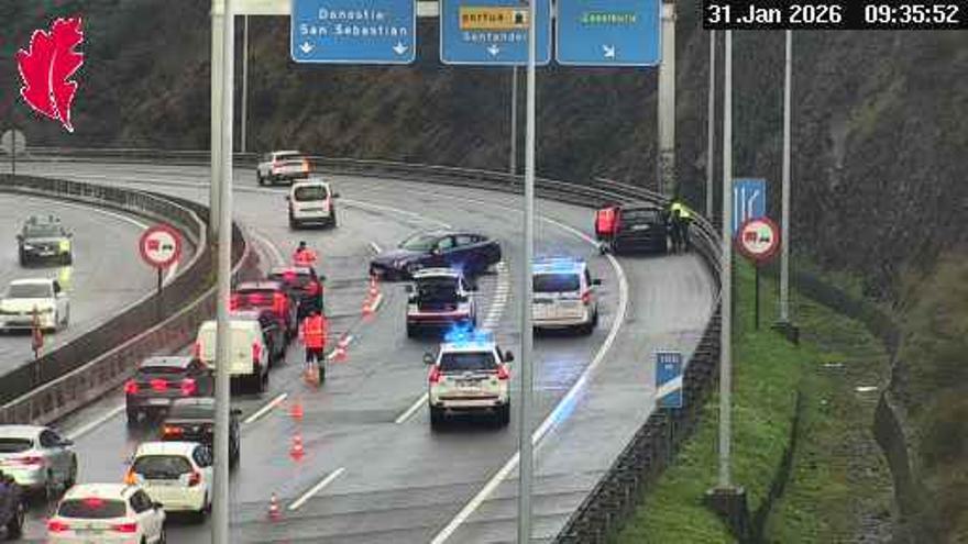 Dos carriles cortados por un accidente en la A-8 a su paso por Bilbao