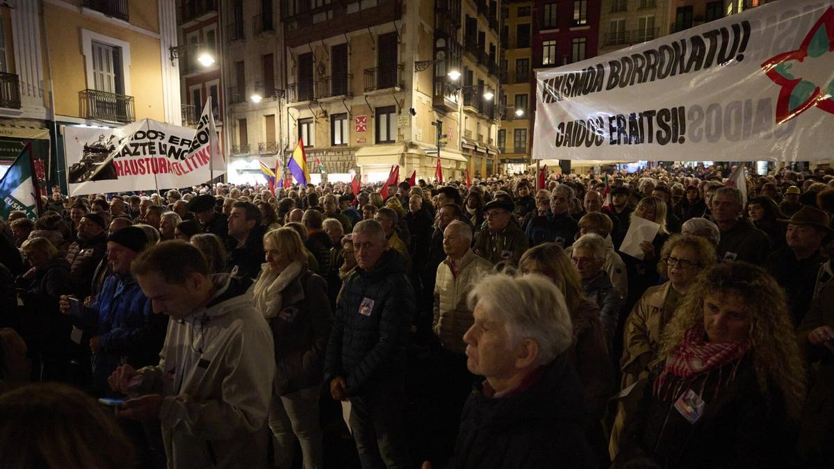 Miles de manifestantes escuchan el discurso final de la amnifestación en la Plaza del Ayuntamiento de Pamplona.