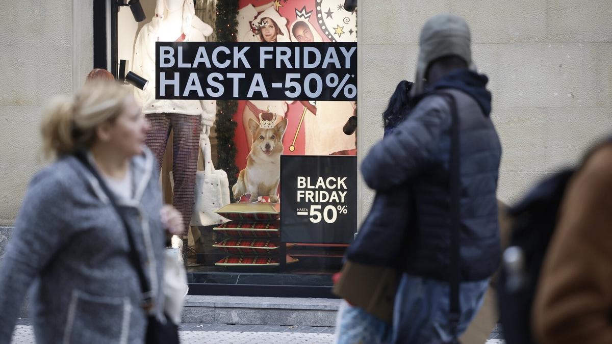Un escaparate anuncia ofertas por el Black Friday en Donostia.