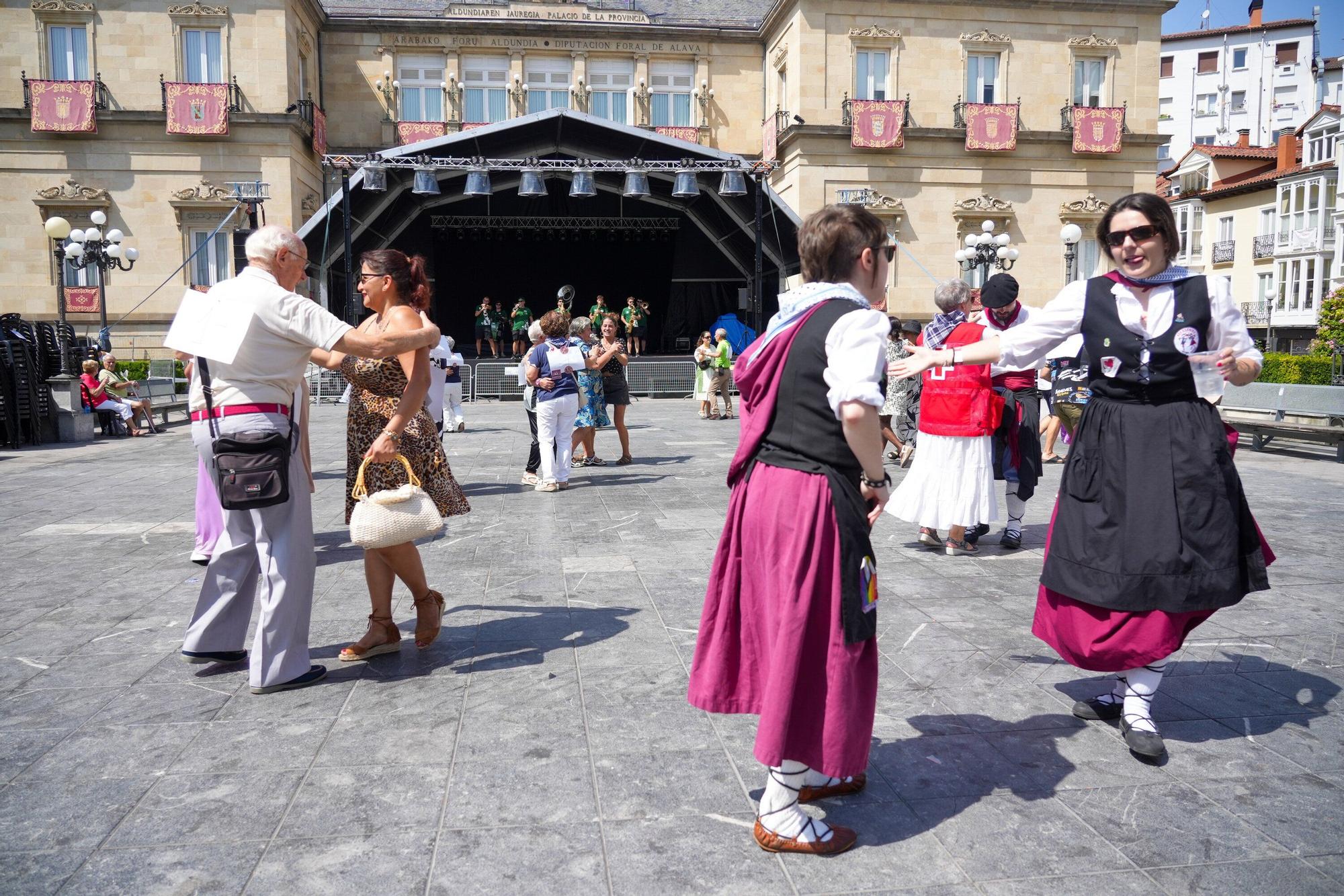 En imágenes: El meneíto veterano llena de bailables la plaza de la Provincia