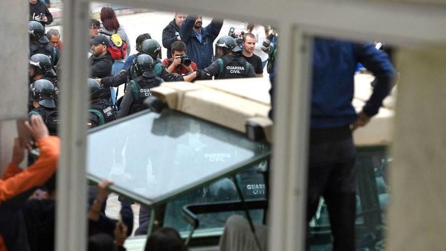 Agentes de la Guardia Civil en un colegio electoral de  Sarria de Ter.