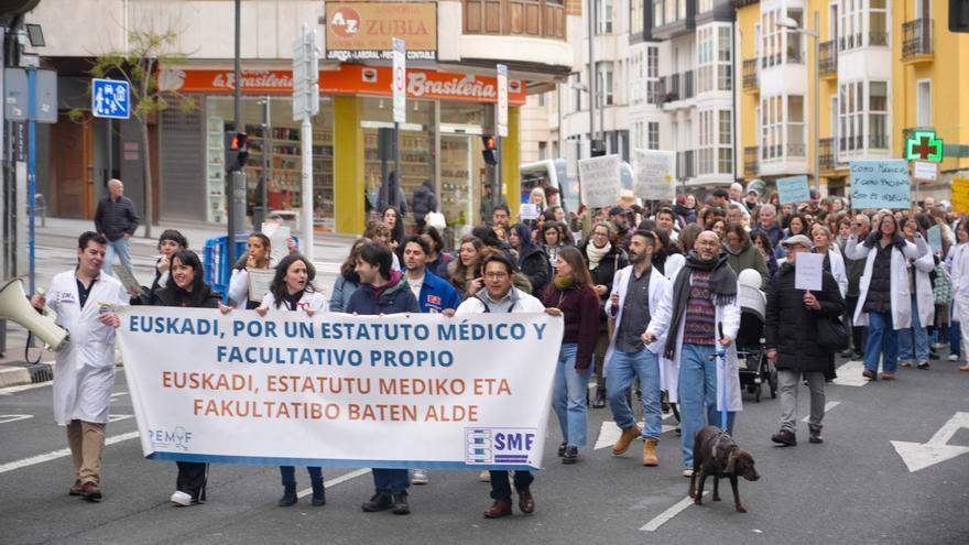 En imágenes: Los médicos salen a la calle en Vitoria por un estatuto propio