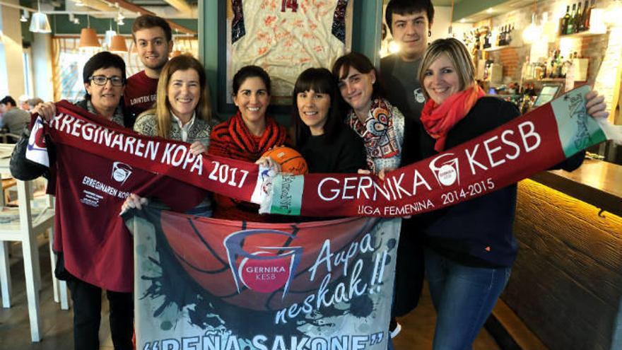 Seguidores del Lointek Gernika posan en el bar Sakone, una de las sedes de la afición gernikarra.
