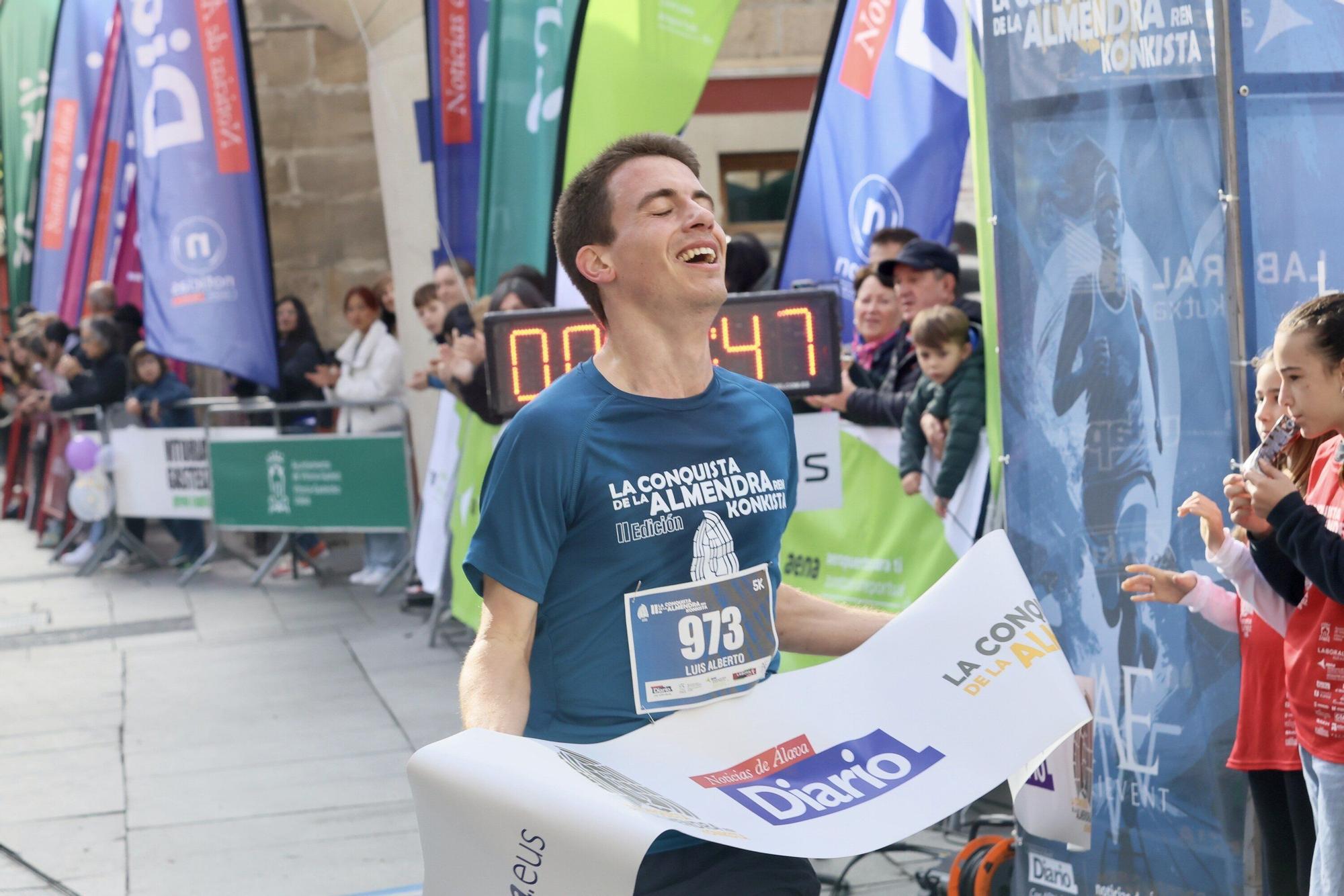 En imágenes: Miles de personas participan en La Conquista de la Almendra