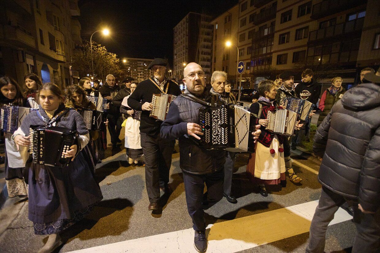 Olentzero y Mari Domingi recogen las últimas cartas en Iturrama