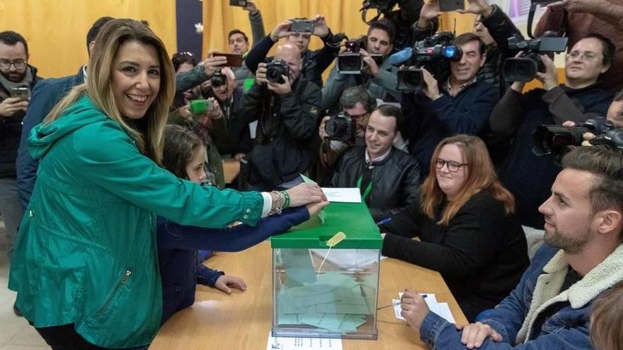 La candidata del PSOE-A a la presidencia de la Junta de Andalucía, Susana Díaz, acompañada de su familia, ejerce su derecho al voto.