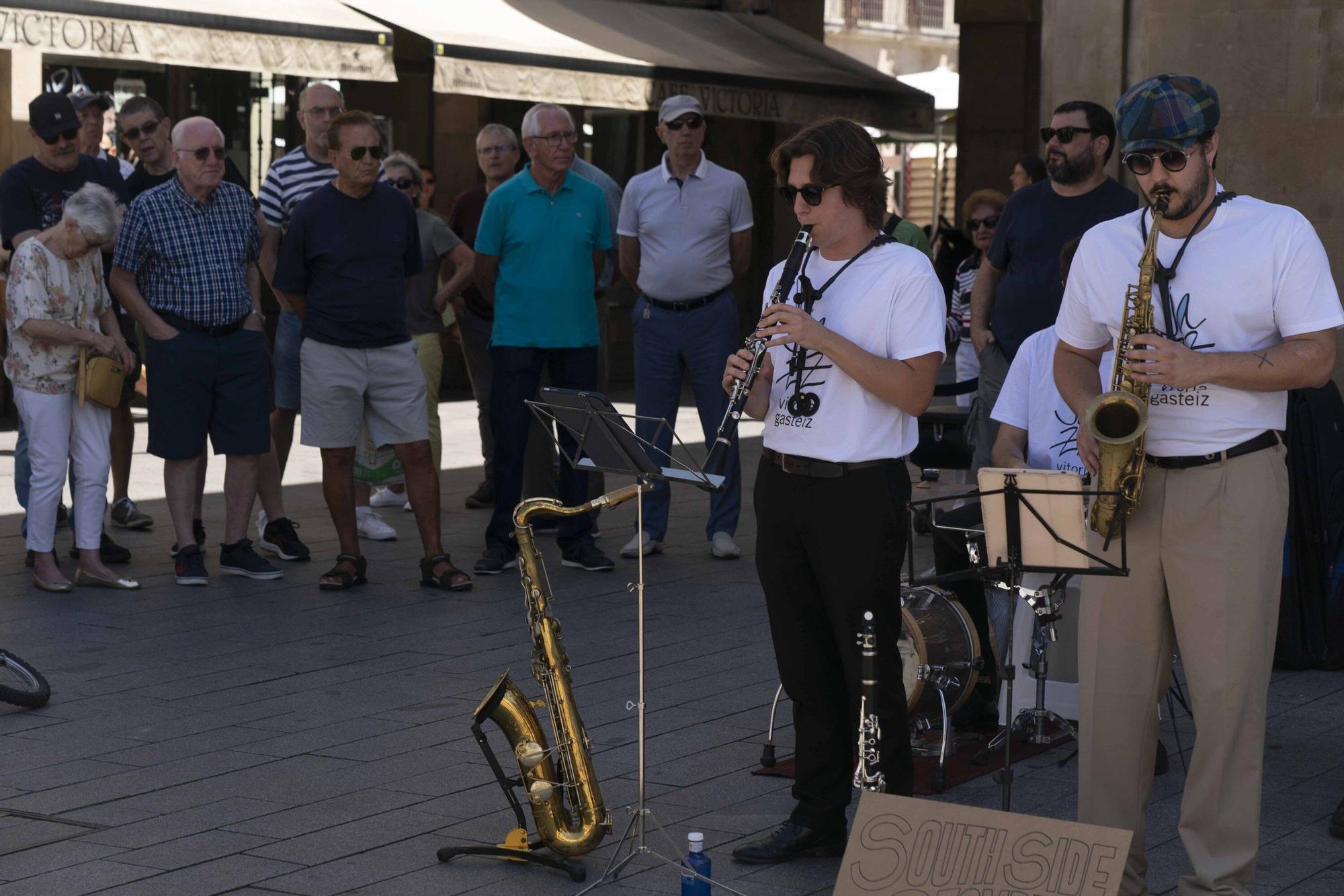 En imágenes: South Side Stompers toma las calles y plazas de Vitoria