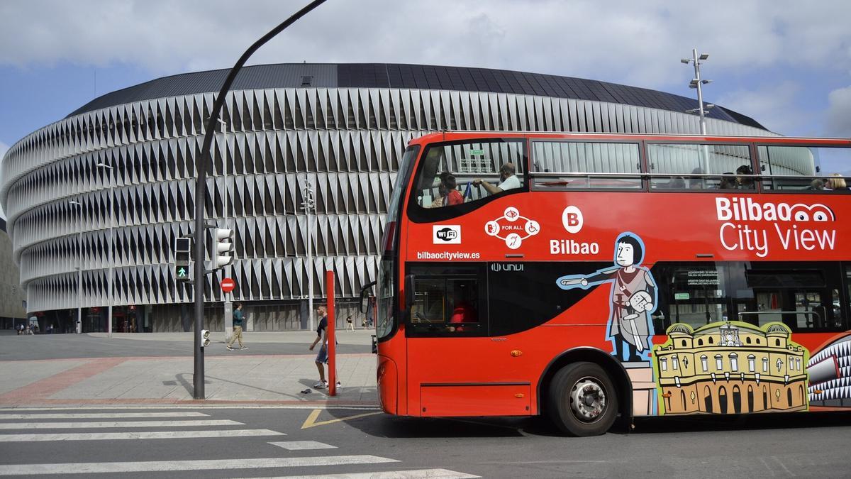 El bus turístico Bilbao City View frente a San Mamés.