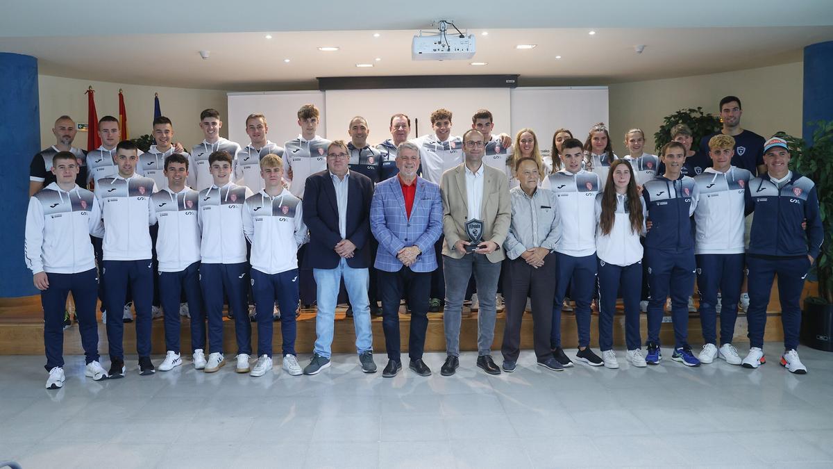La delegación española, cuerpo técnico y personalidades de diferentes instituciones de la pelota.