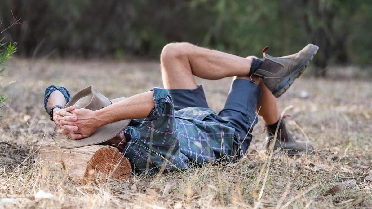 Un joven descansando