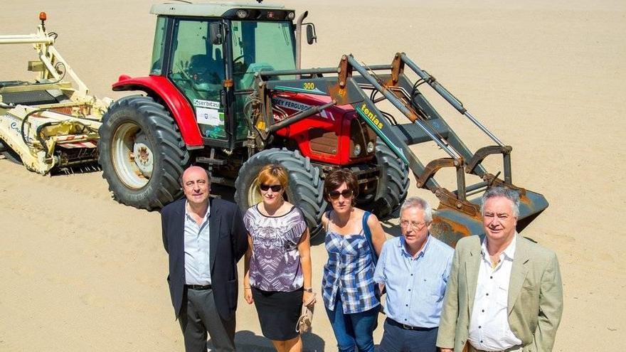 Representantes de la Diputación y del Ayuntamiento de Orio, ayer en la playa Antilla.