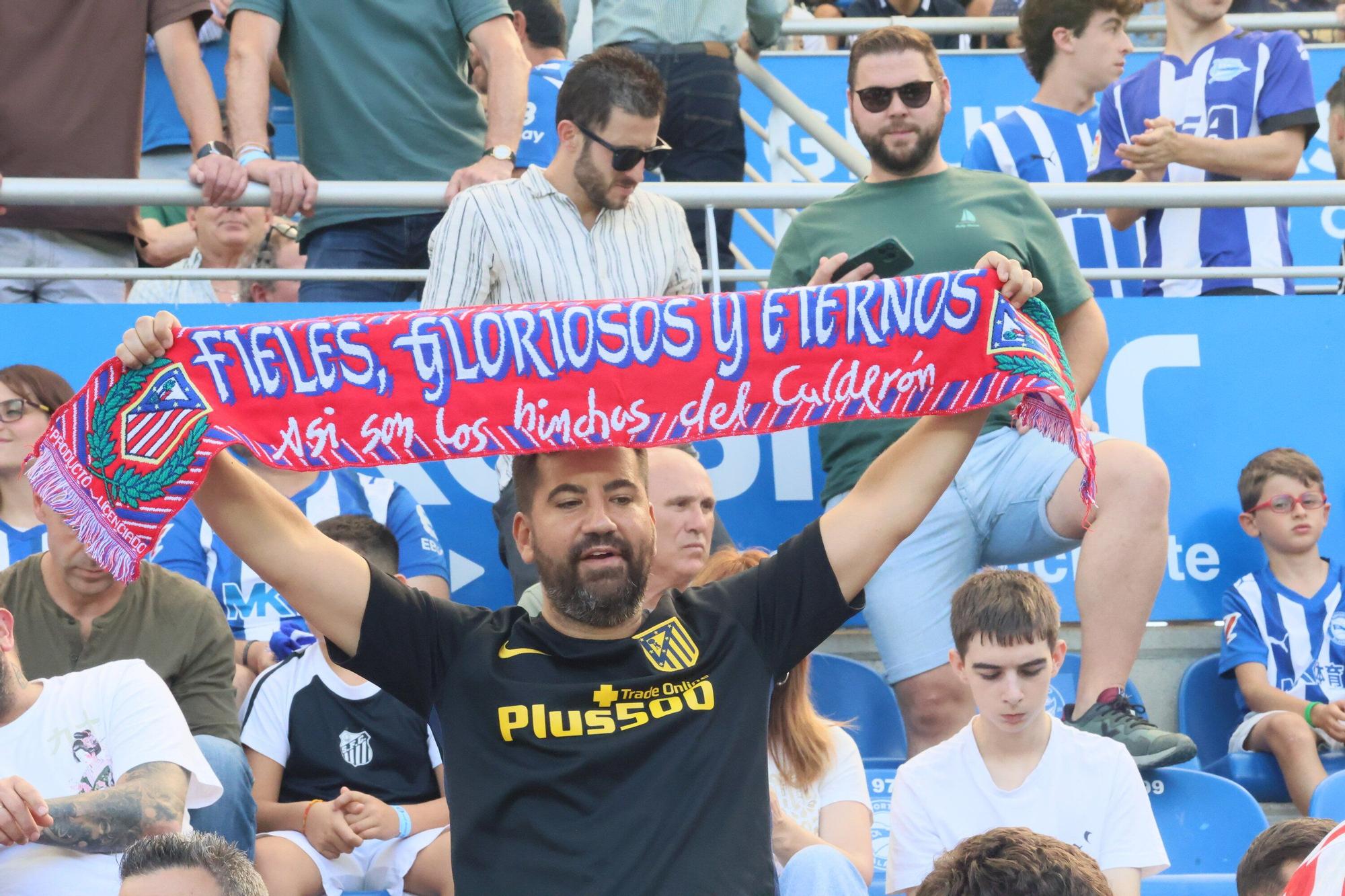 En imágenes: Ambientazo en el Alavés - Atlético en Mendizorroza (¡Búscate en las fotos!)